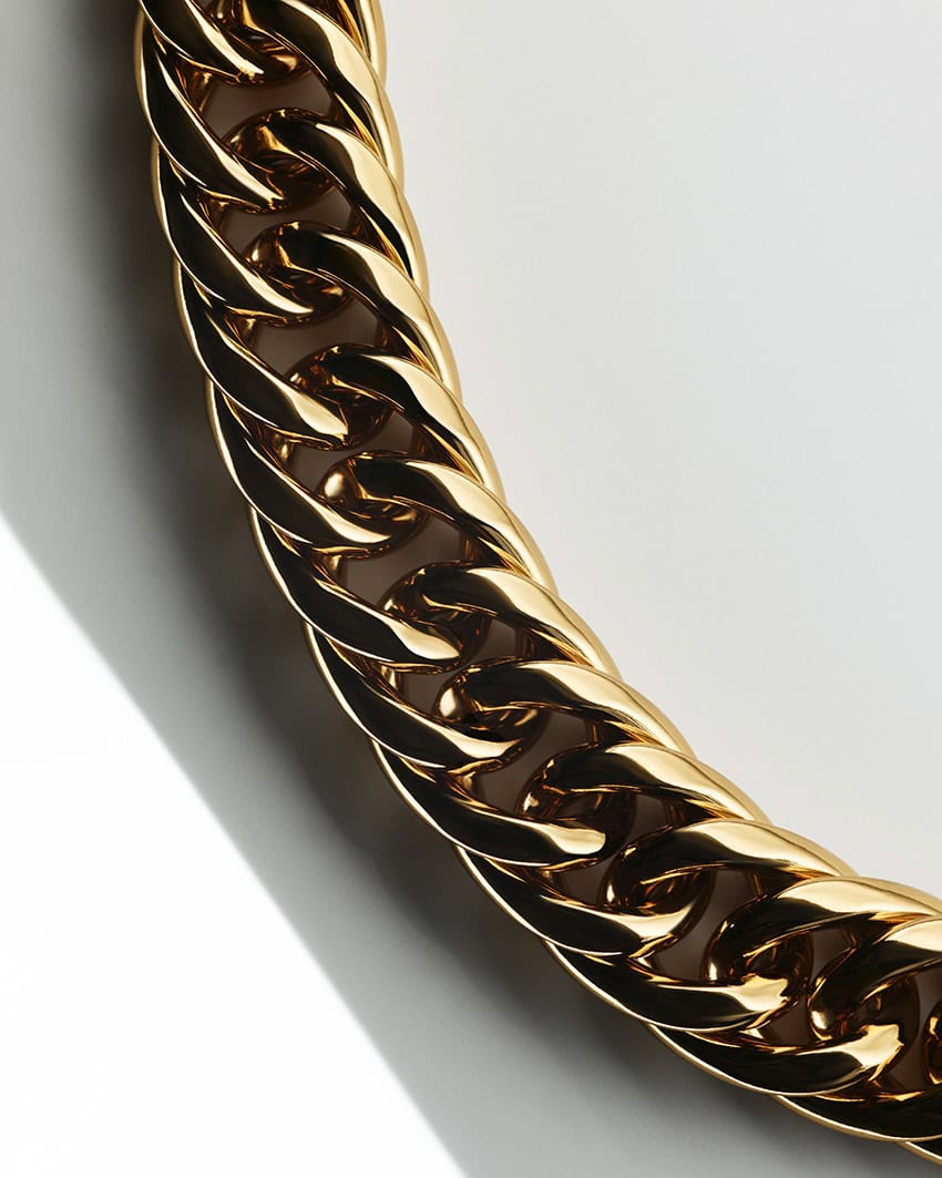 Jewellery retouching, gold chain macro detail